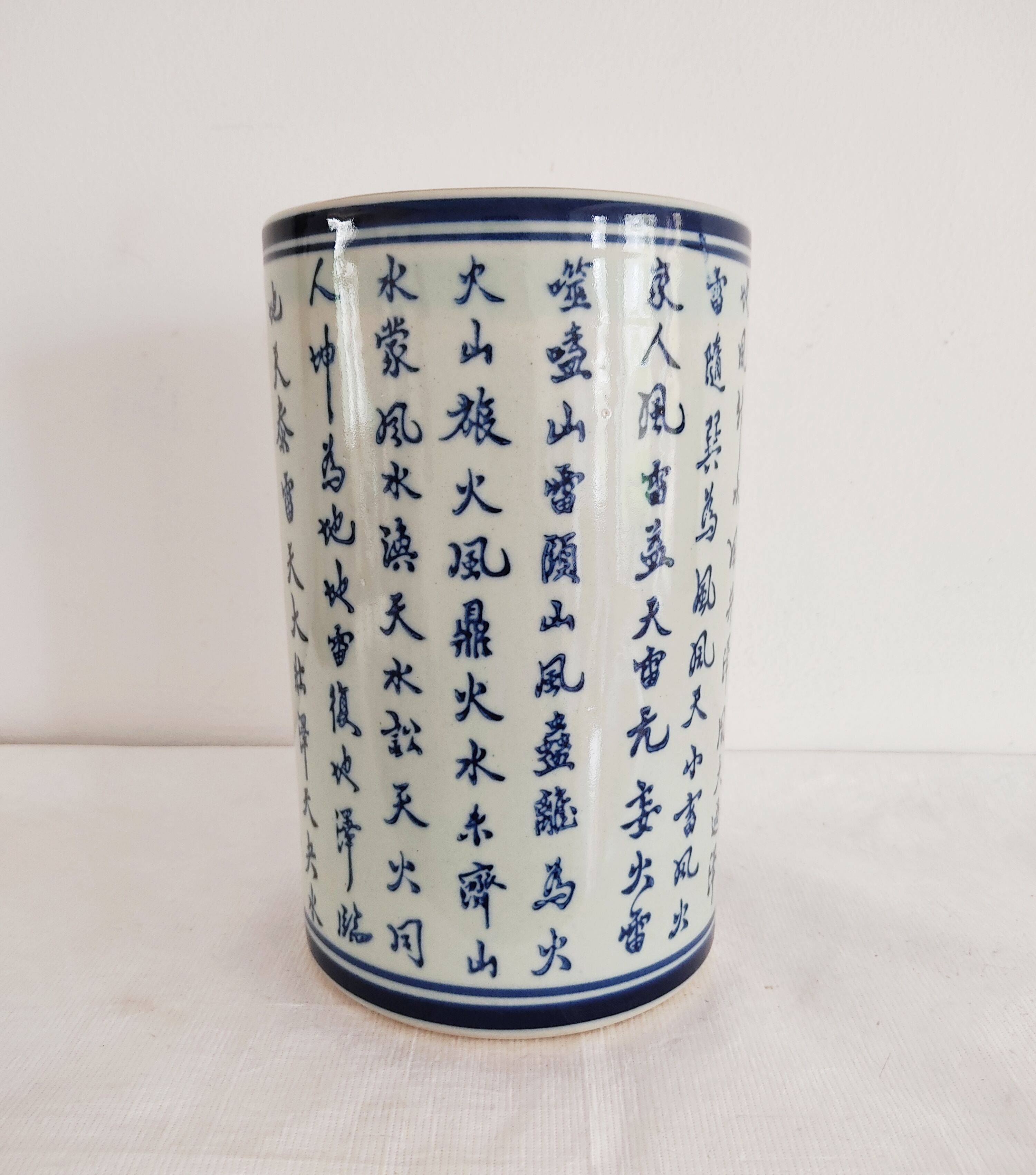 Vase rouleau porcelaine de Chine décor idéogrammes