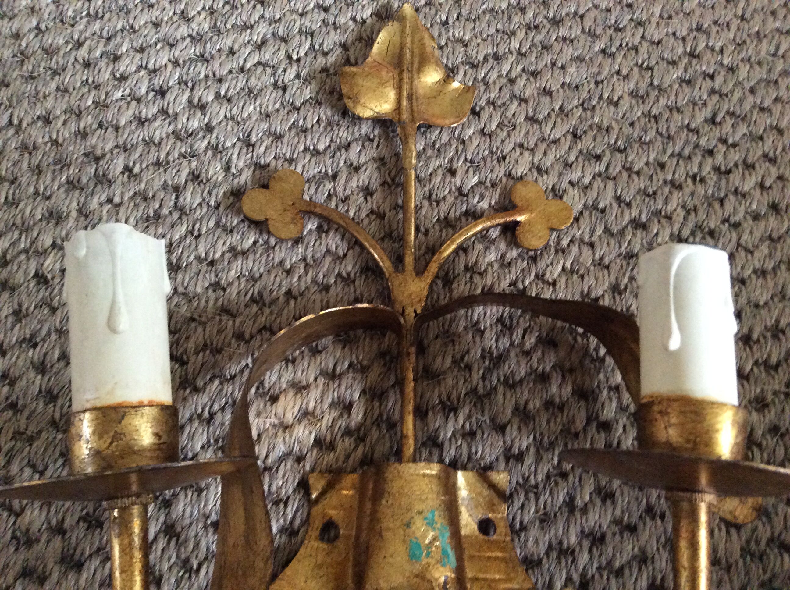 Wall lamp in gold metal