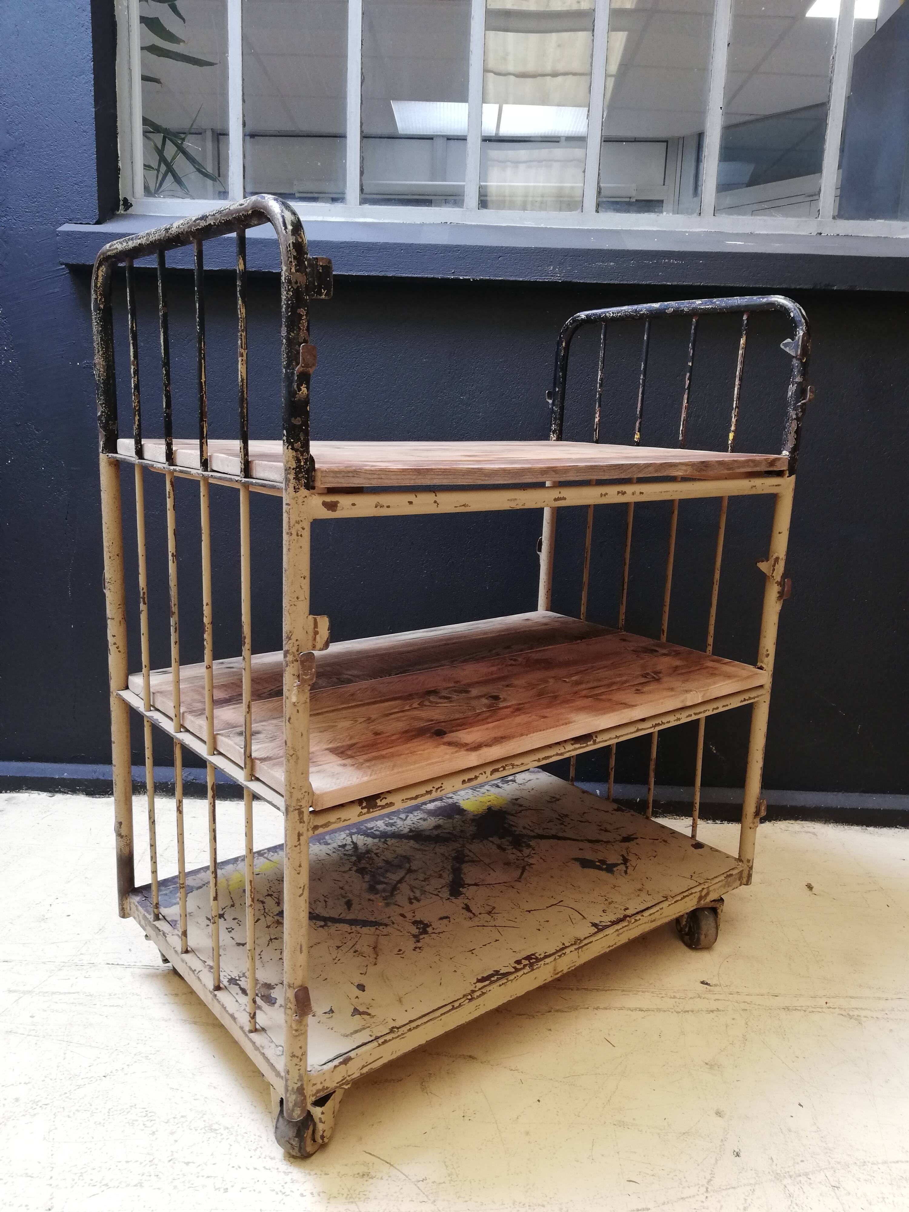 Industrial trolley, roulette shelf