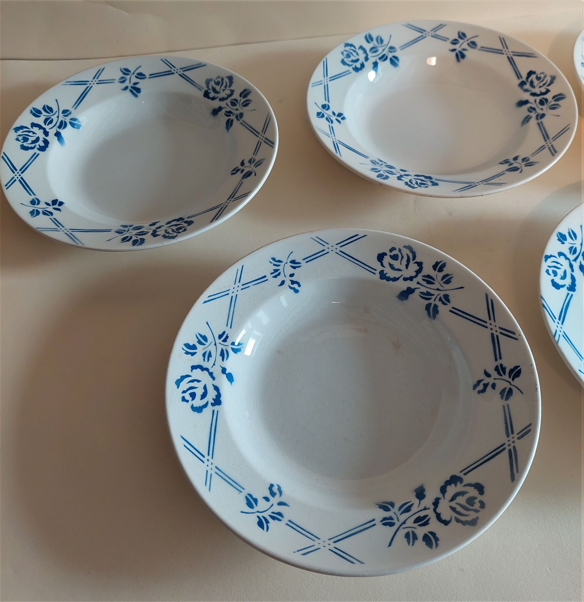 Hollow plates series of five Moulin des Loups Orchies model Bric blue