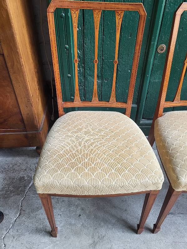 Serie de 4 chaises directoire en marqueterie et merisier