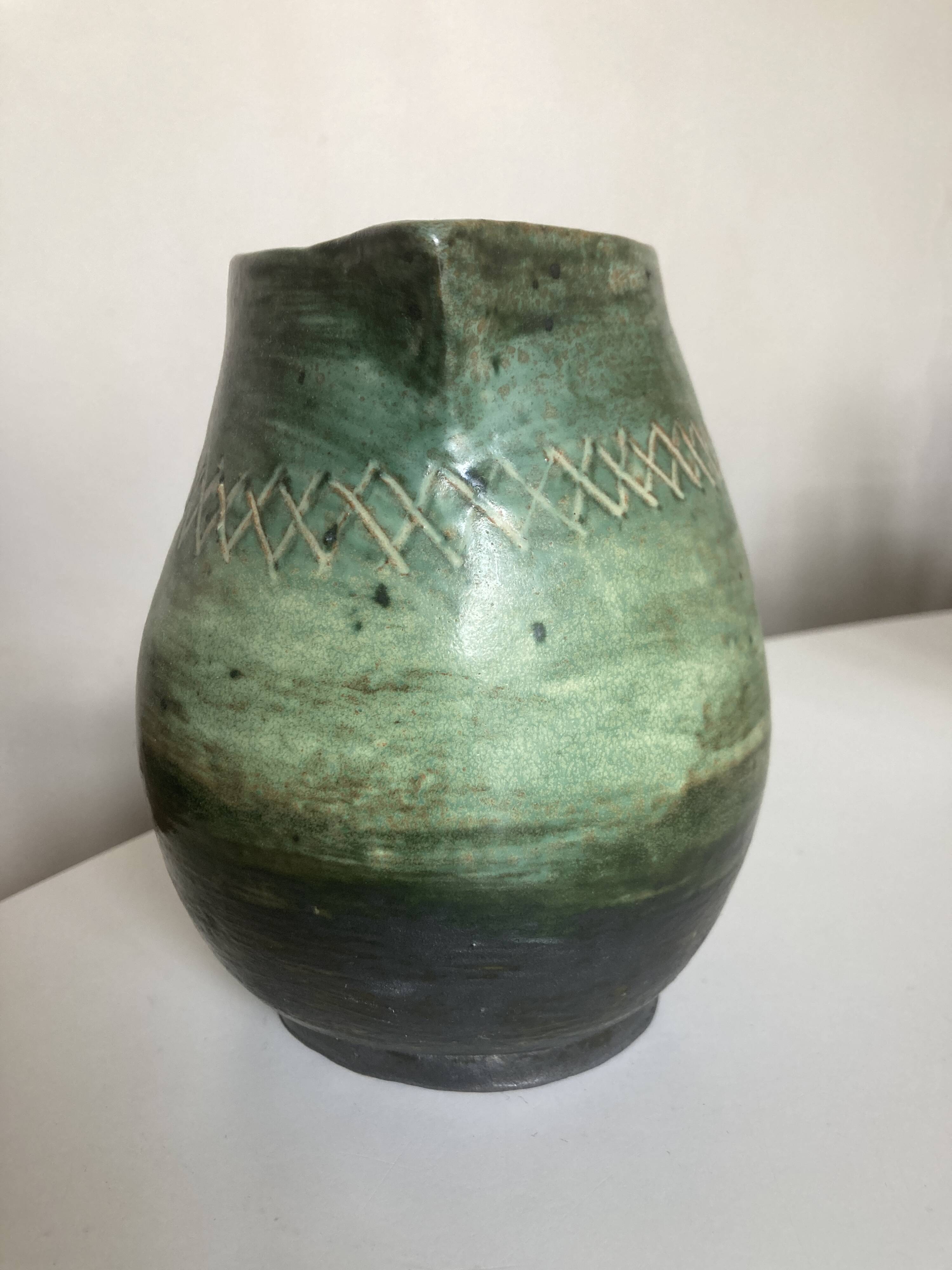 Pichet de potier vert sfumato scarifié 1960
