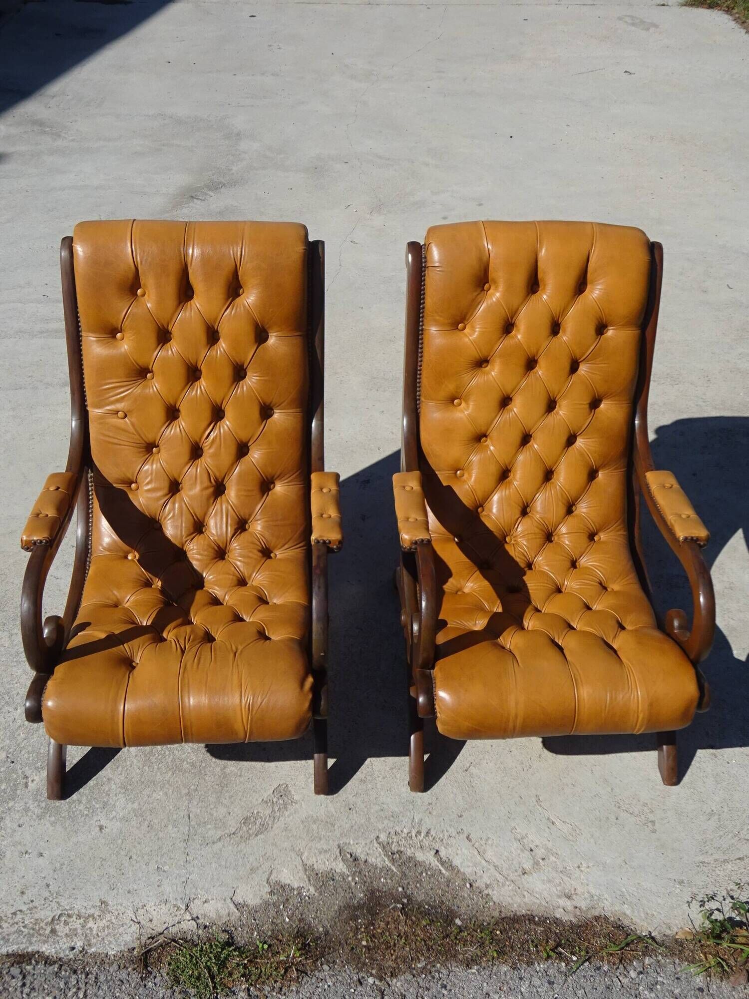 Fauteuils en bois et cuir capitonné, les 2