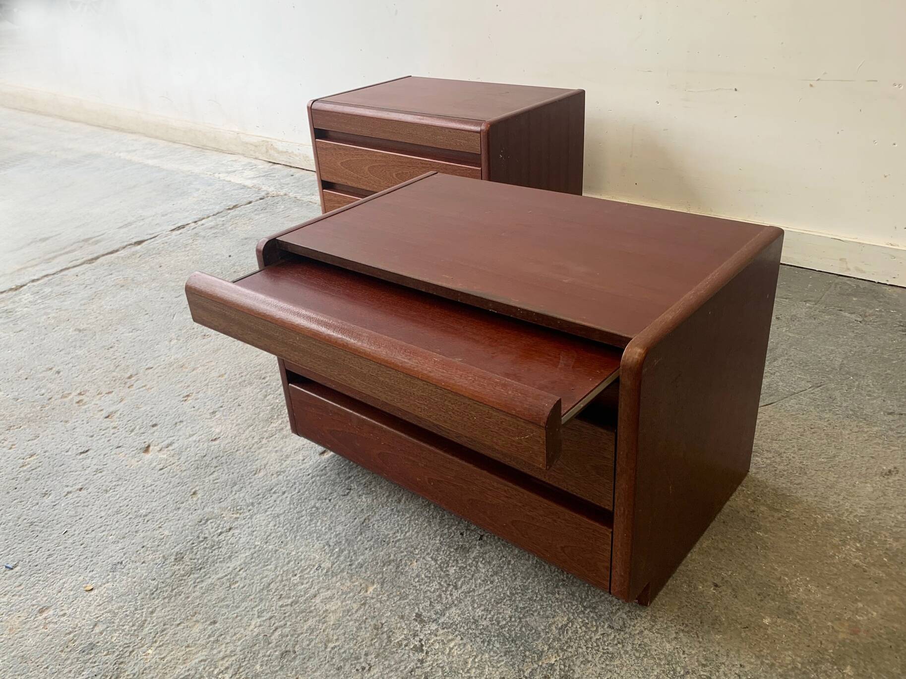 Paire de tables de chevet modernes du milieu du siècle 1970 par Moser