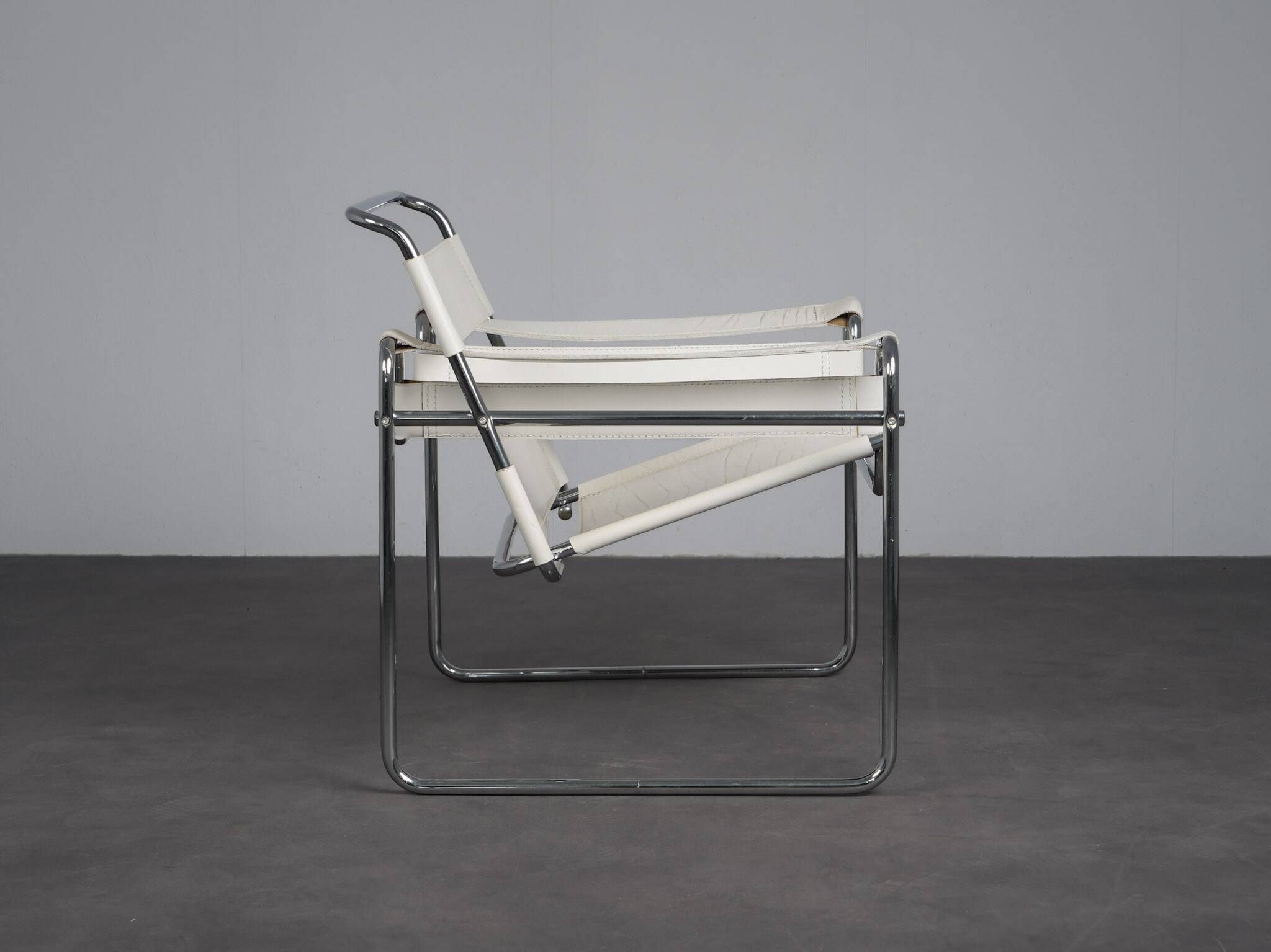 Chaise longue en cuir et acier tubulaire dans le style Bauhaus, Italie, années 1990.