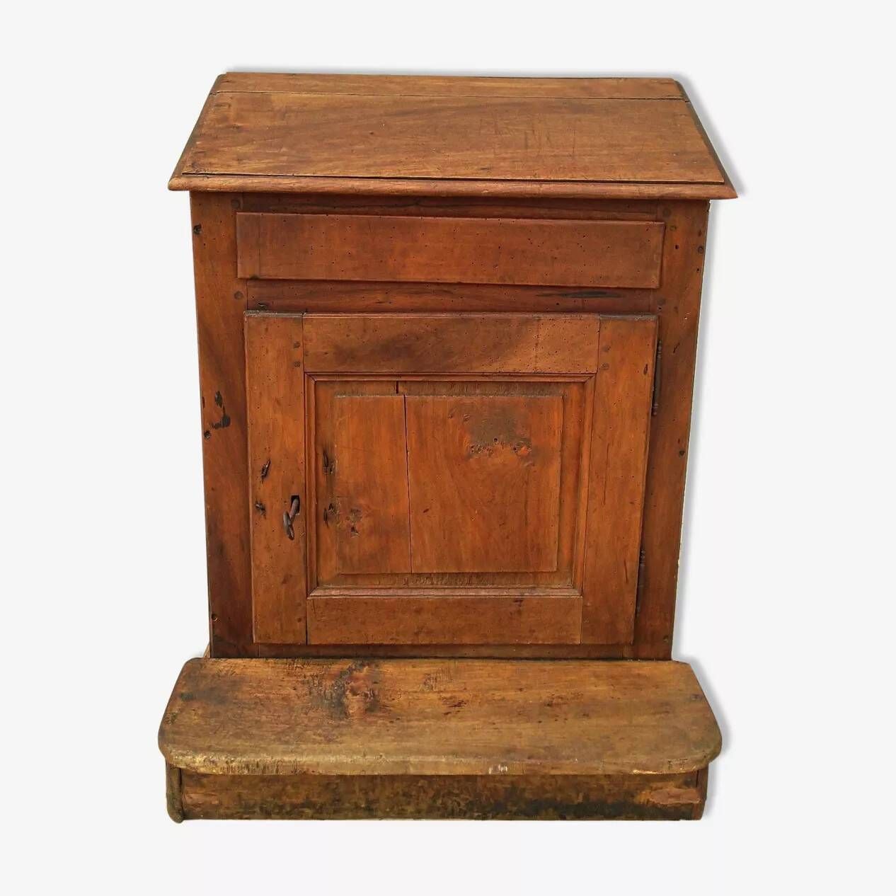 Walnut desk from the early 19th century.