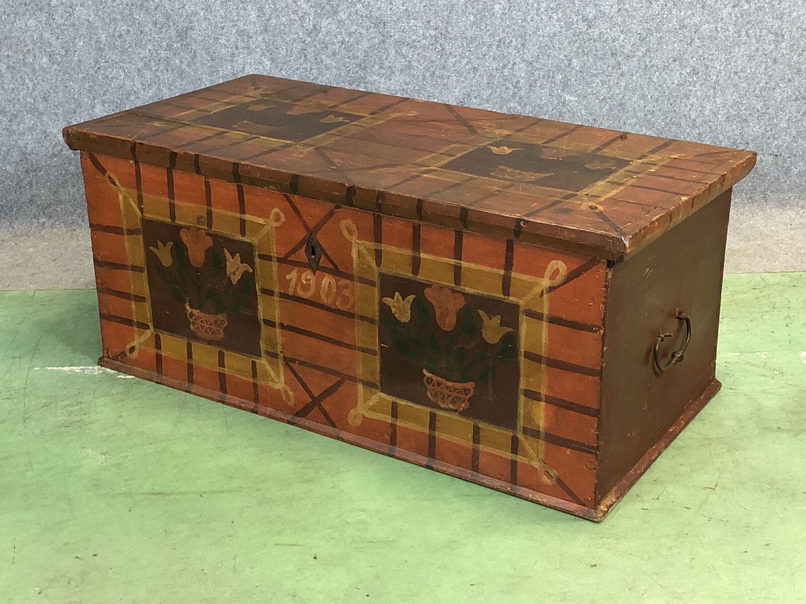 Fir chest with original painting-early twentieth
