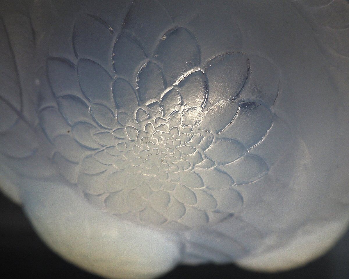 René Lalique, pendant light, opalescent chandelier, "Dahlias", signed, excellent condition.