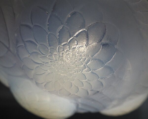 René Lalique, suspension, lustre opalescent, ''Dalhias'', signée, excellent état.