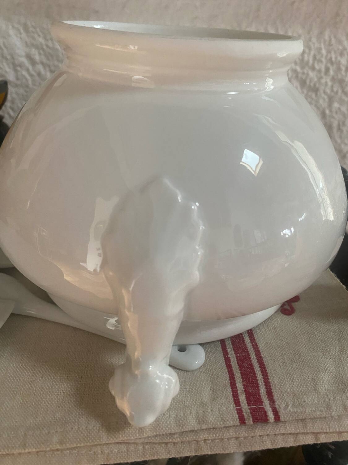 Petite soupière en porcelaine ancienne