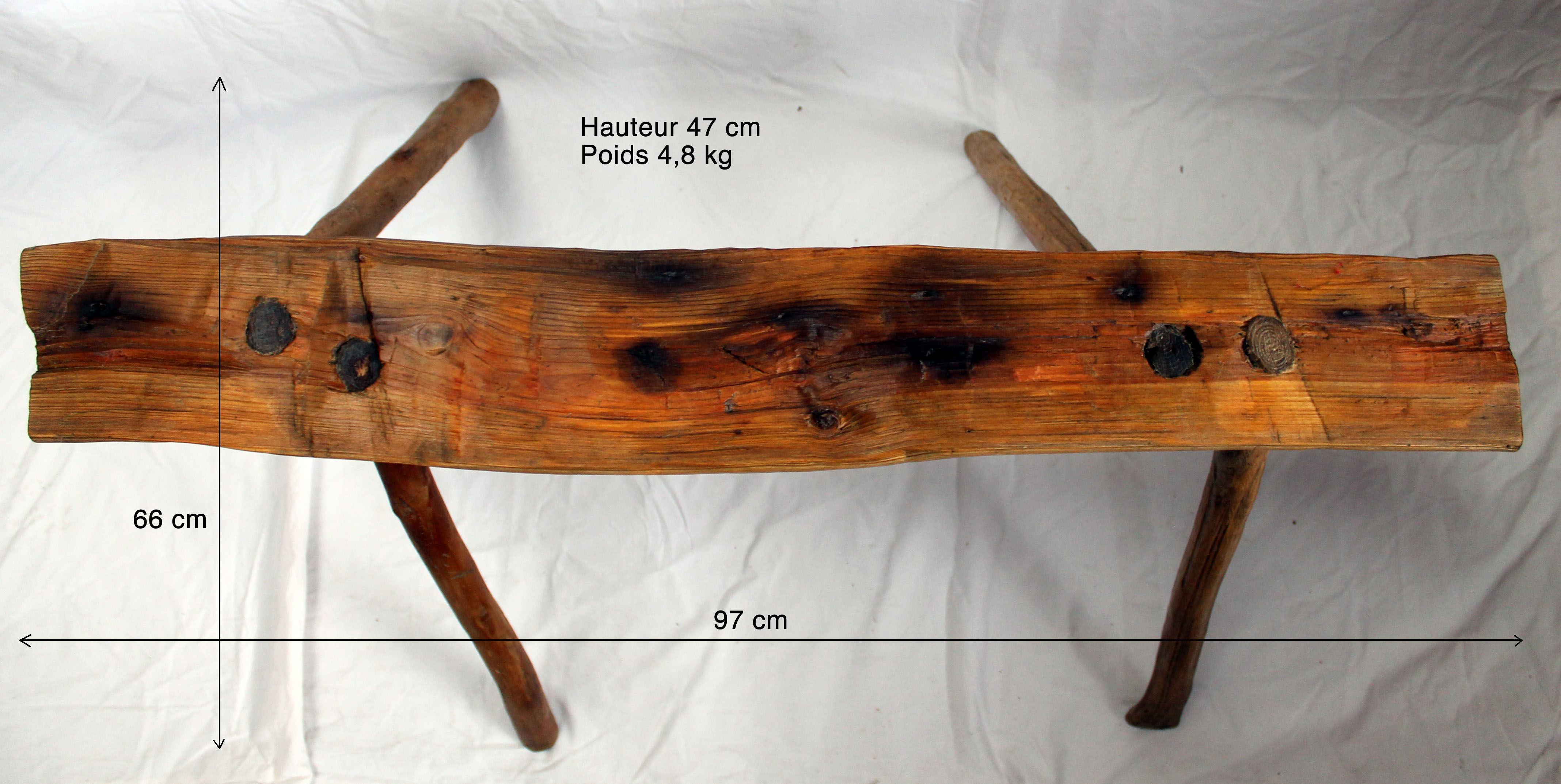 Banc brutaliste en bois d'arbre