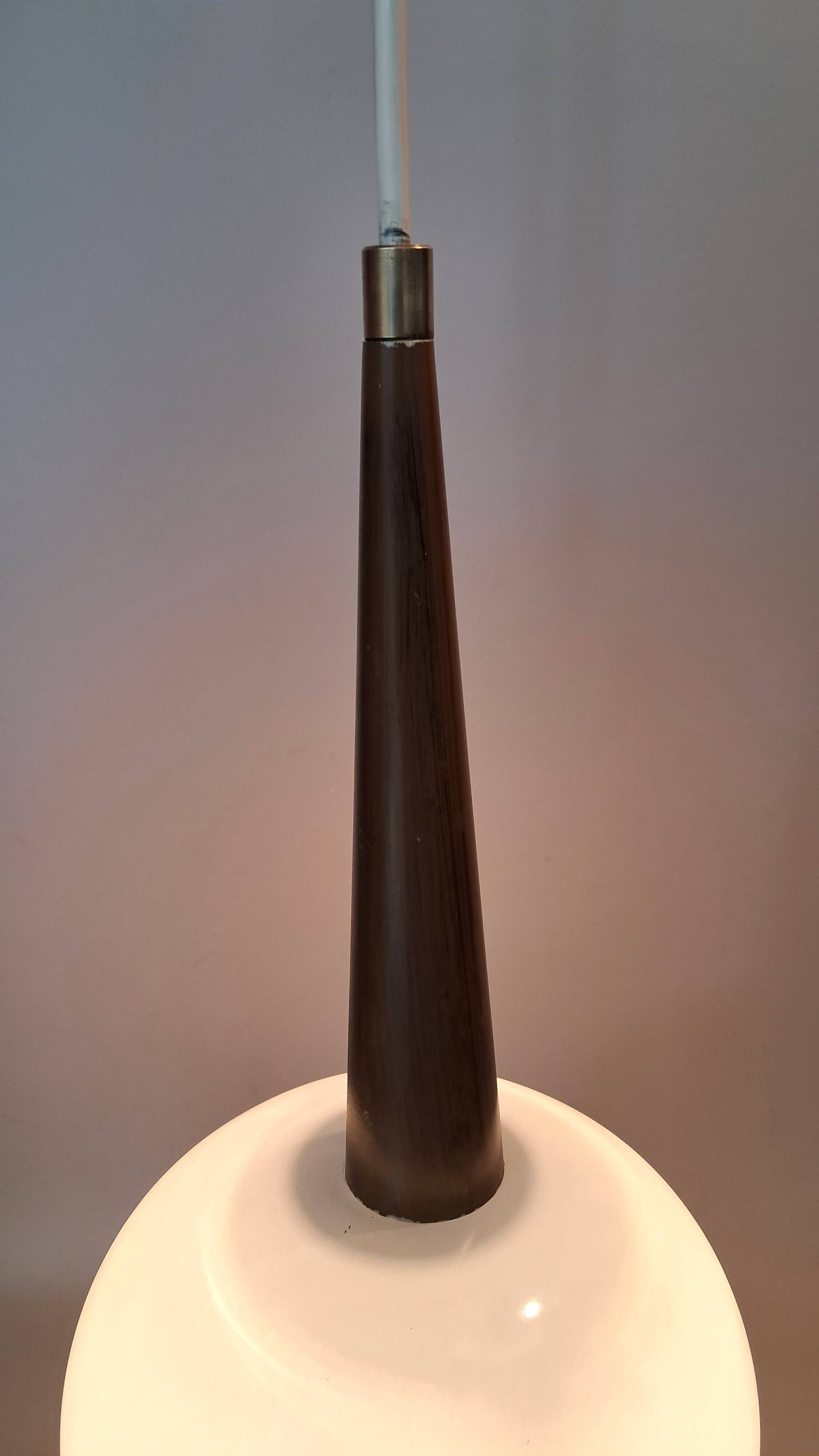 Suspension Louis Kalff  teck et opaline blanche 1950/1960.