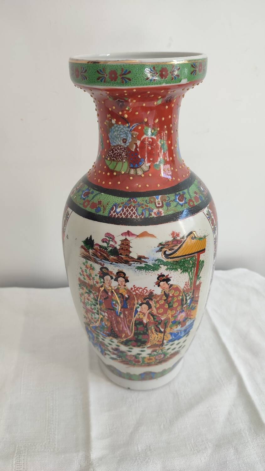 Chinese vase, Rose family style