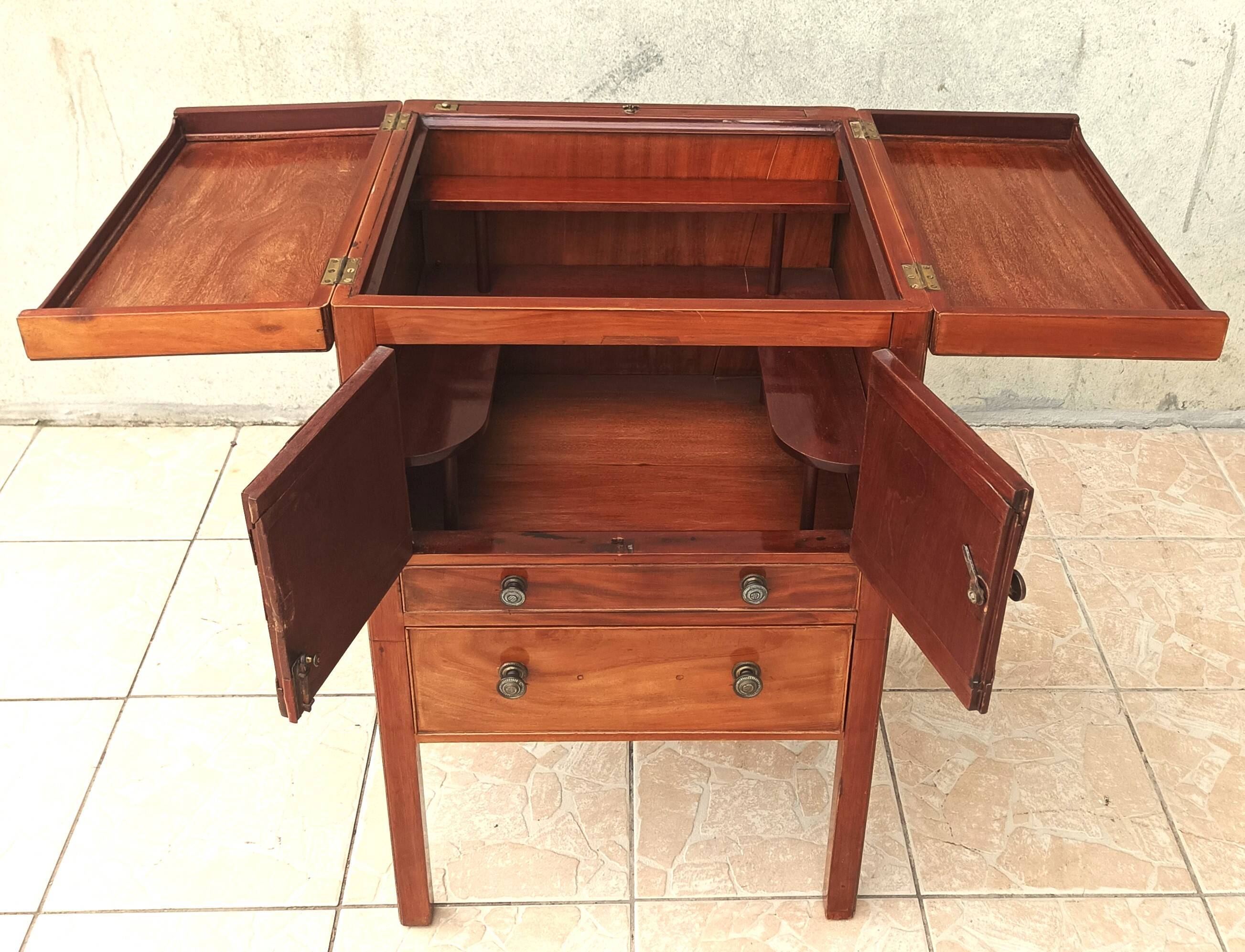 Meuble de barbier ou bar anglais en acajou