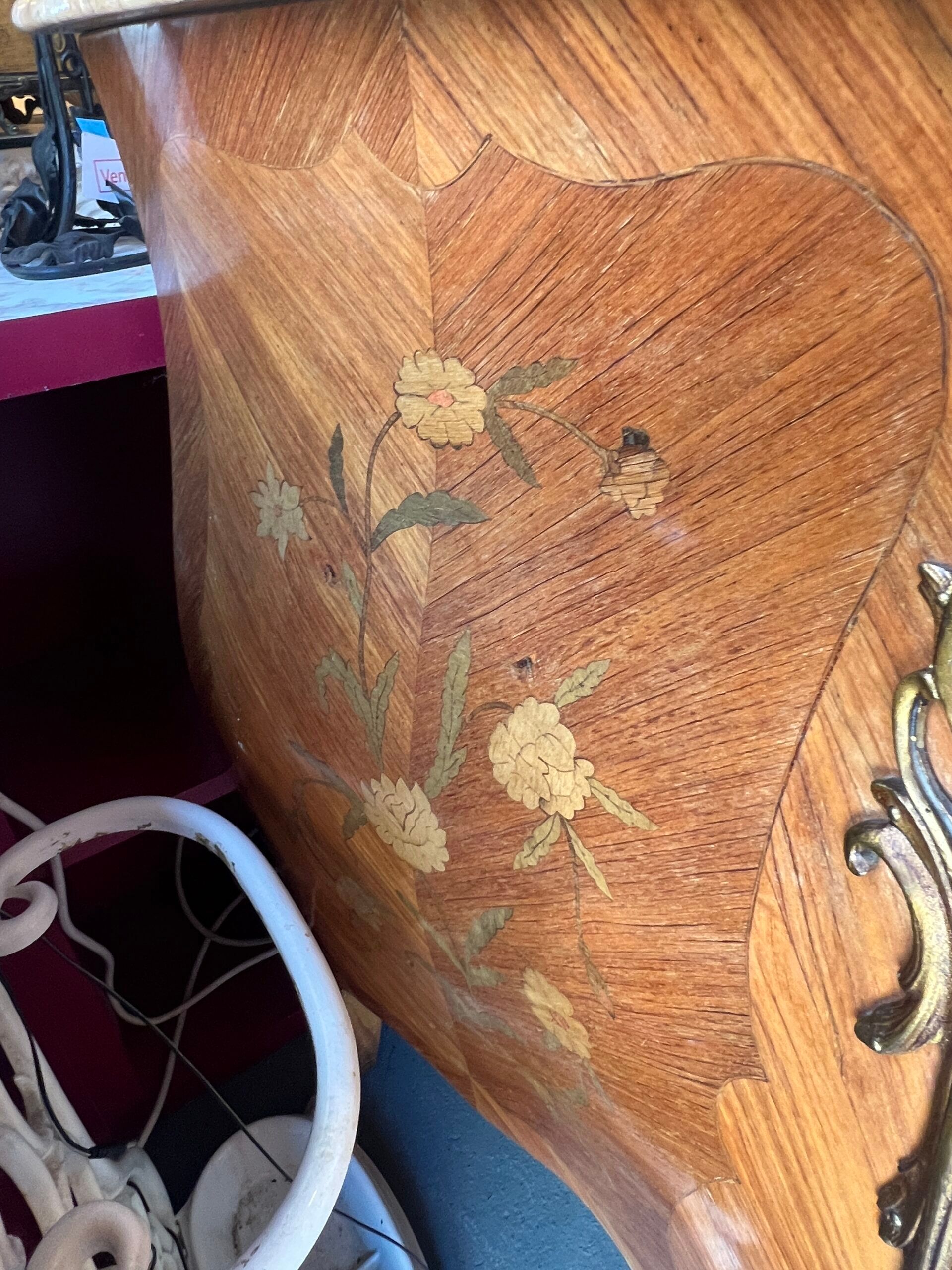 Louis XV style curved chest of drawers in veneer and marquetry, early 20th century