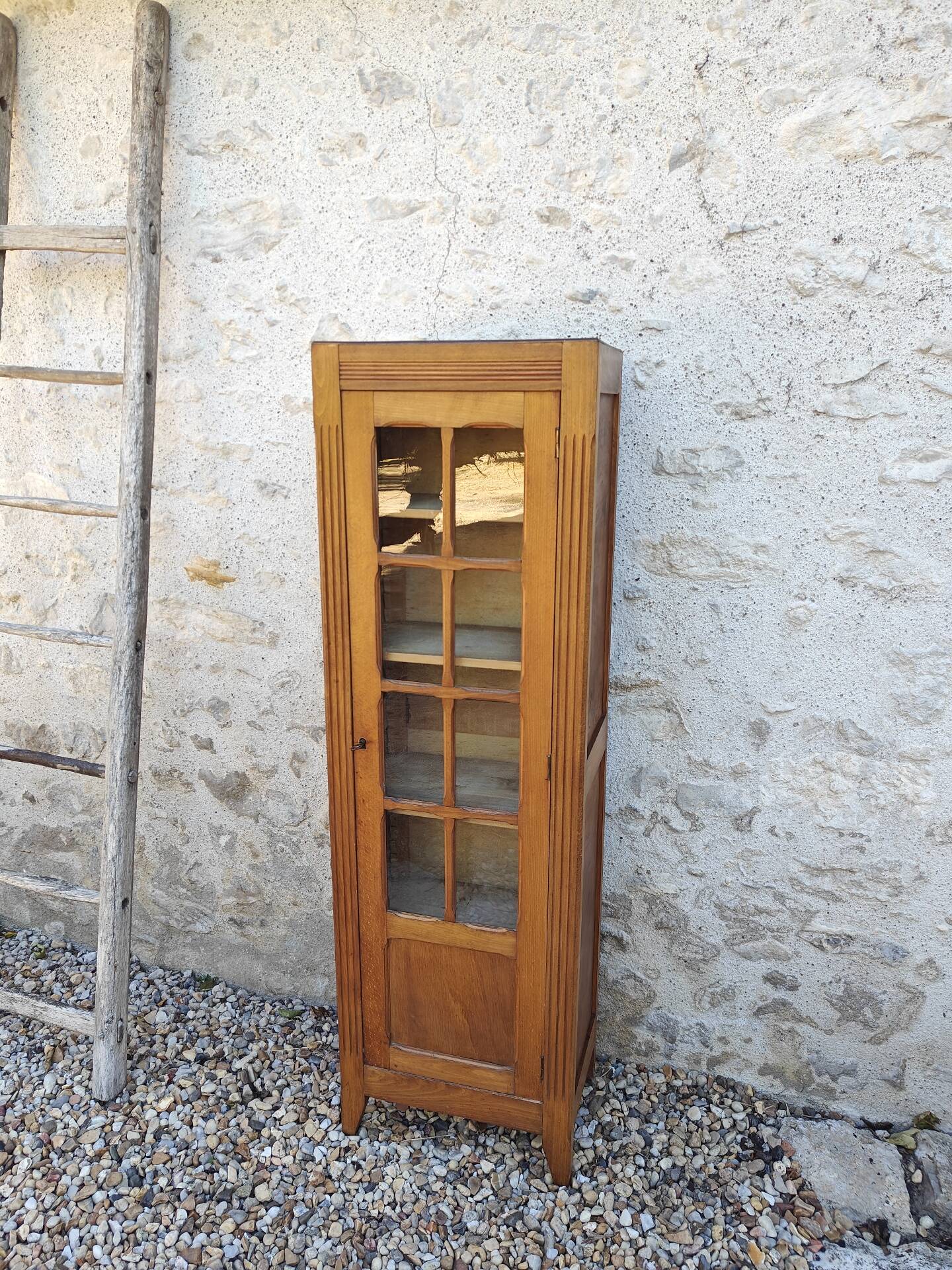 Showcase an old door, small bookshelf.