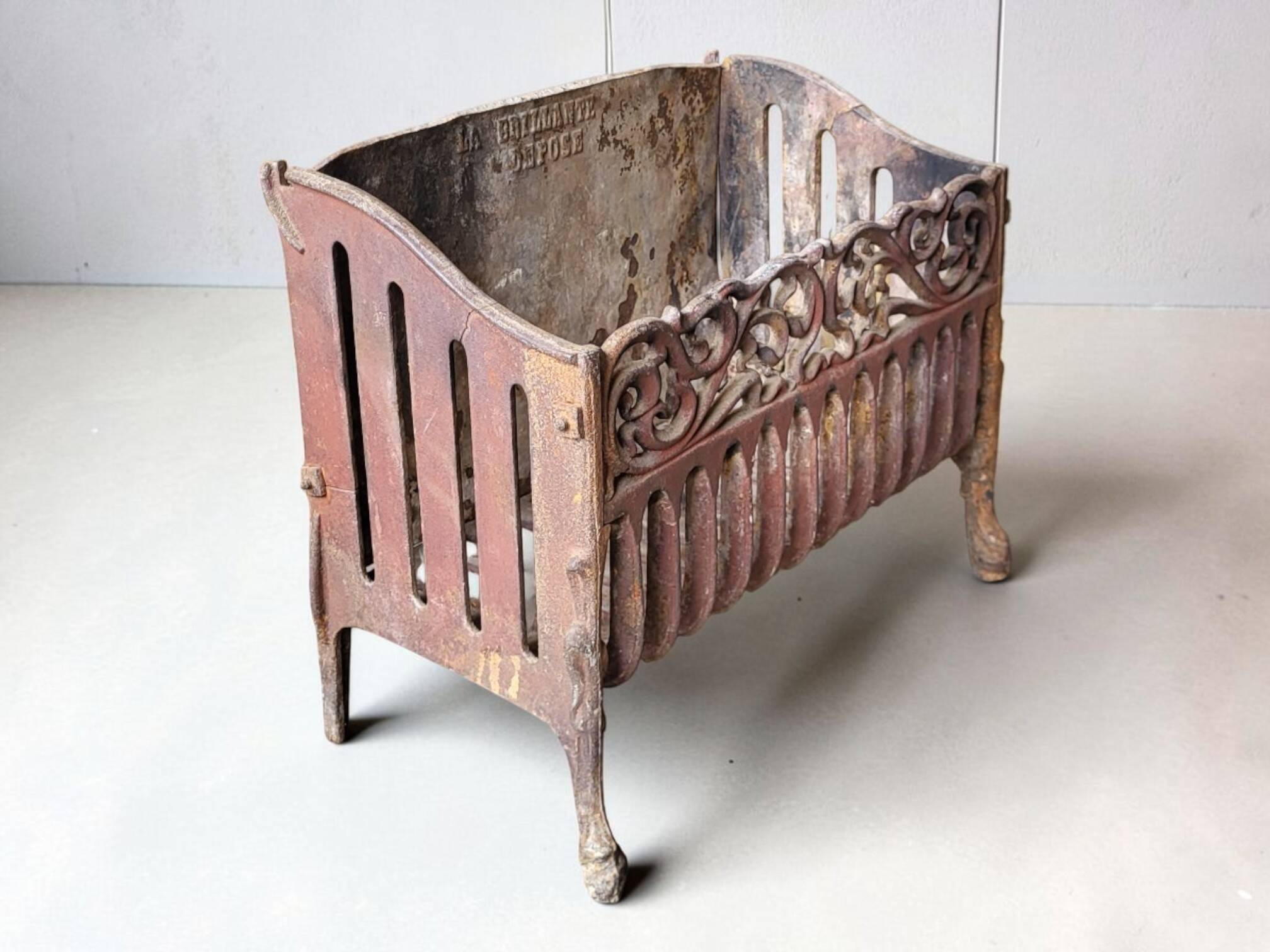 Log holder / Cast iron fire basket