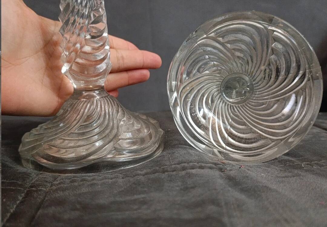 2 bougeoirs Art Déco Vallerysthal en verre pressé, 1920‑1950