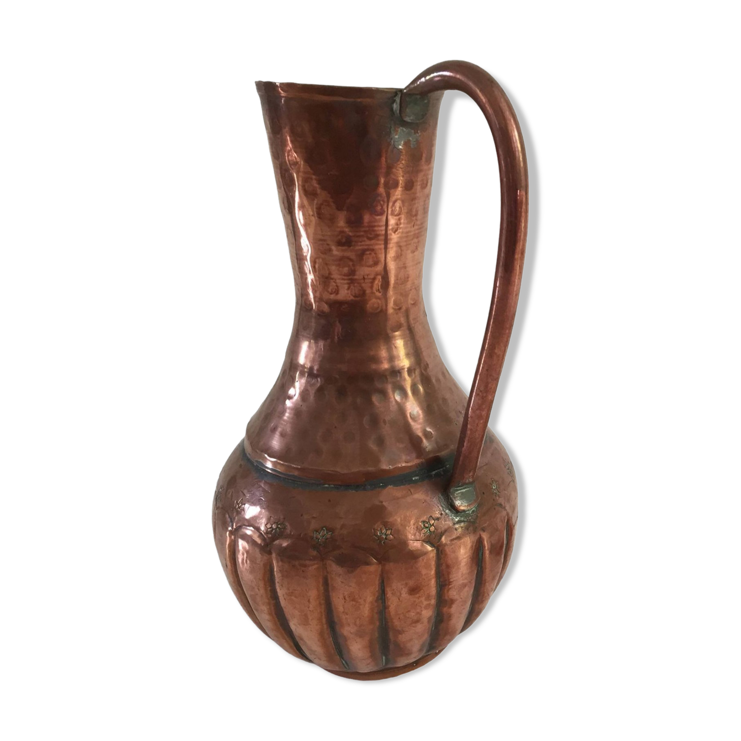 Pitcher-shaped vase in hammered copper