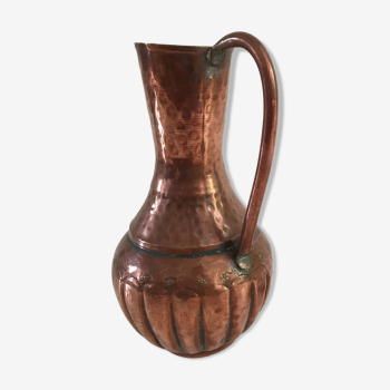 Pitcher-shaped vase in hammered copper