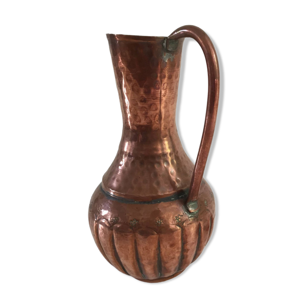 Vase forme pichet en cuivre martelé
