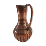 Pitcher-shaped vase in hammered copper
