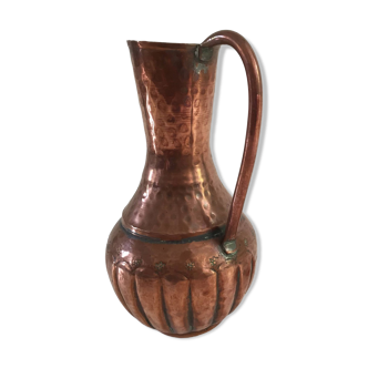 Pitcher-shaped vase in hammered copper