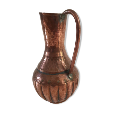 Vase forme pichet en cuivre martelé