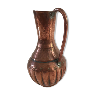 Vase forme pichet en cuivre martelé