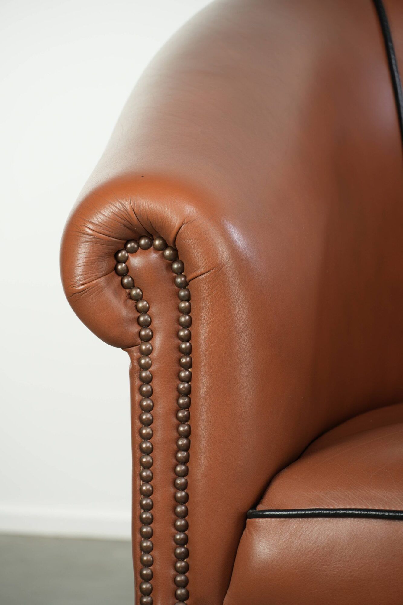 English cowhide club armchair with a luxurious finish and a good appearance