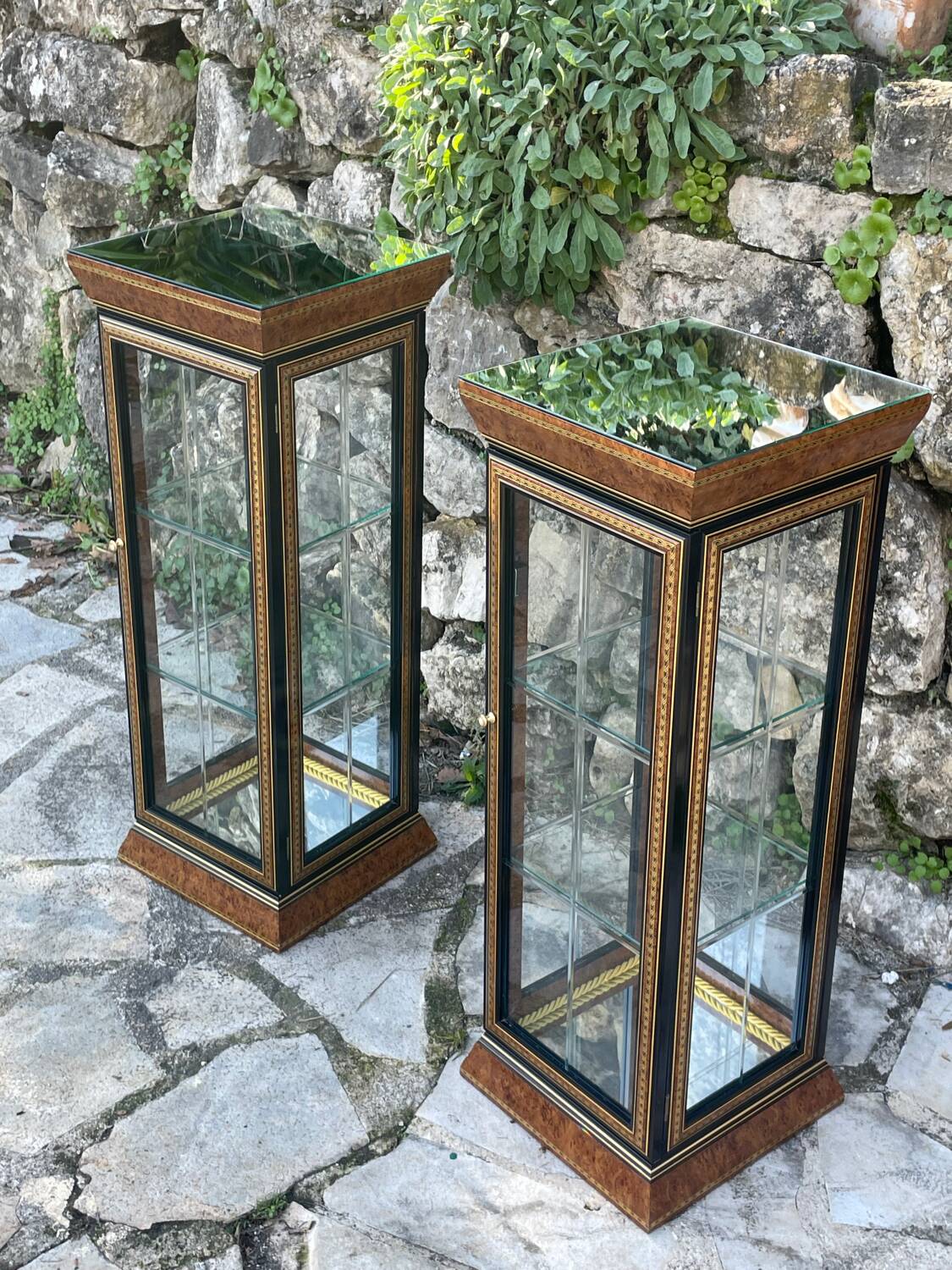Pair of display cases in magnifying glass and black & gold lacquer, 20th century period