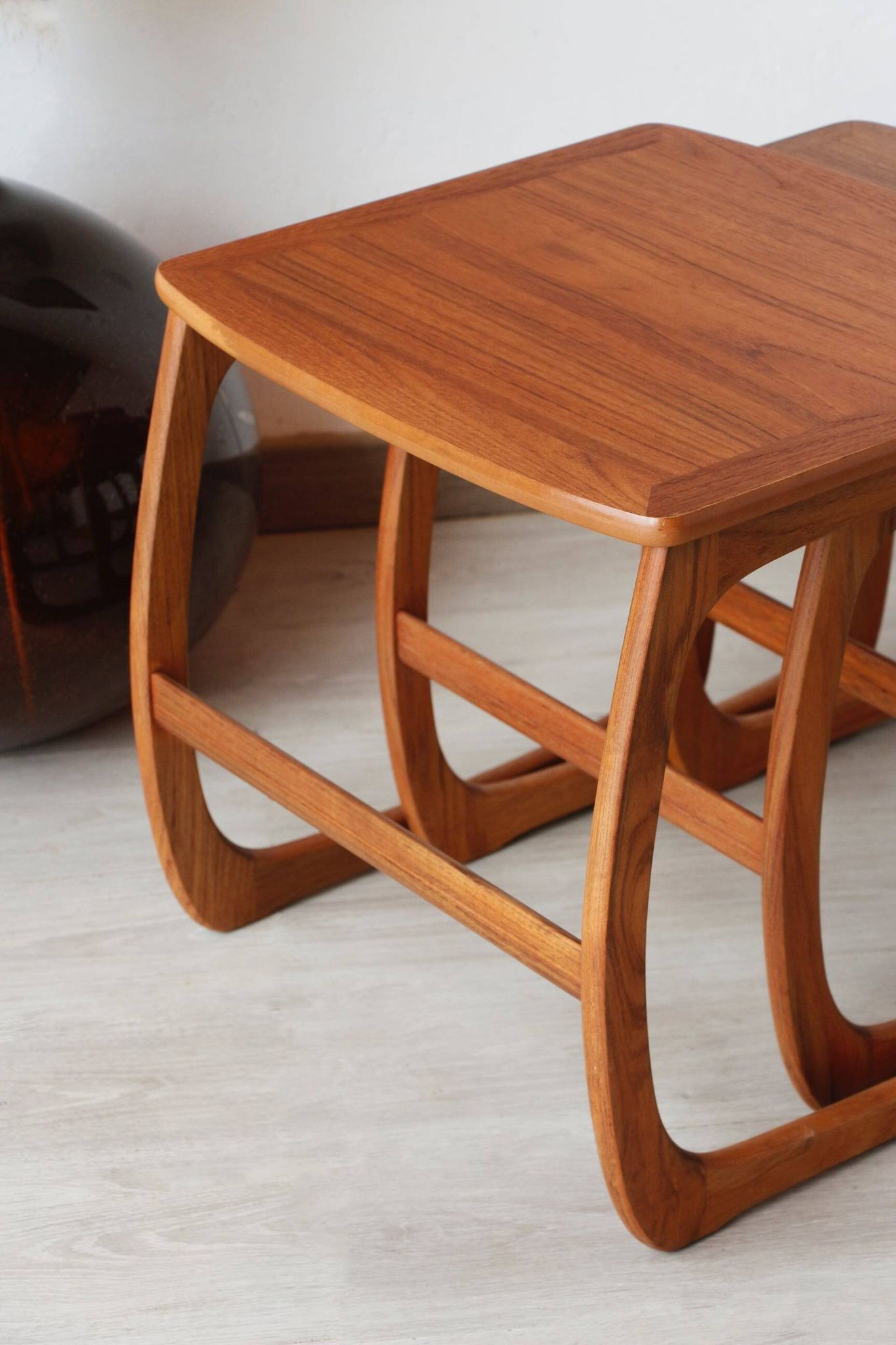 Tables gigognes en teck éditées par Nathan, années 60