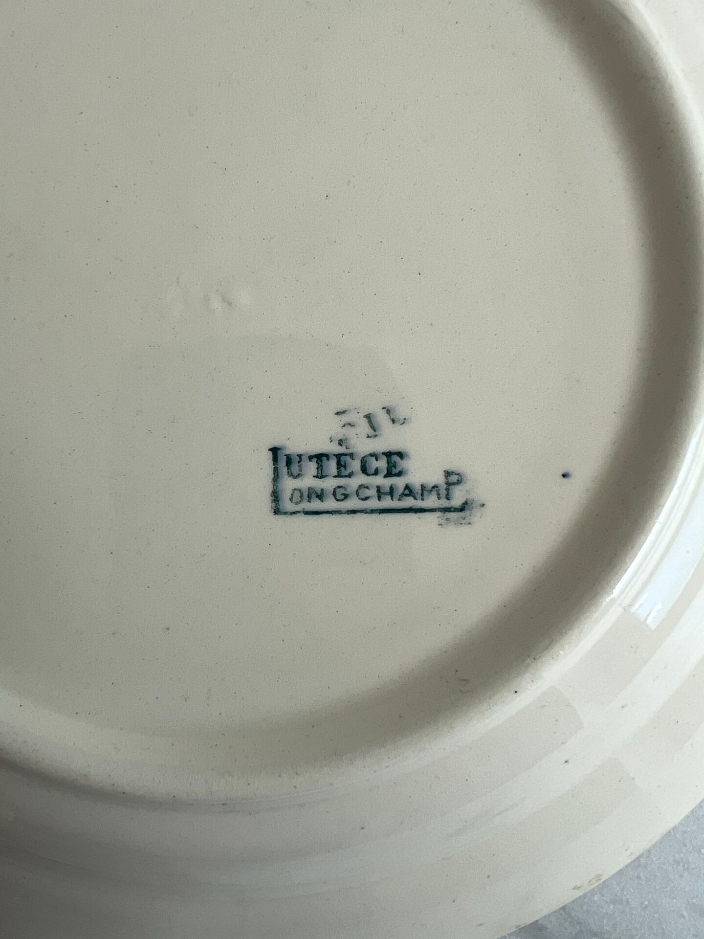 Assiette creuse Longchamp Lutèce en terre de fer