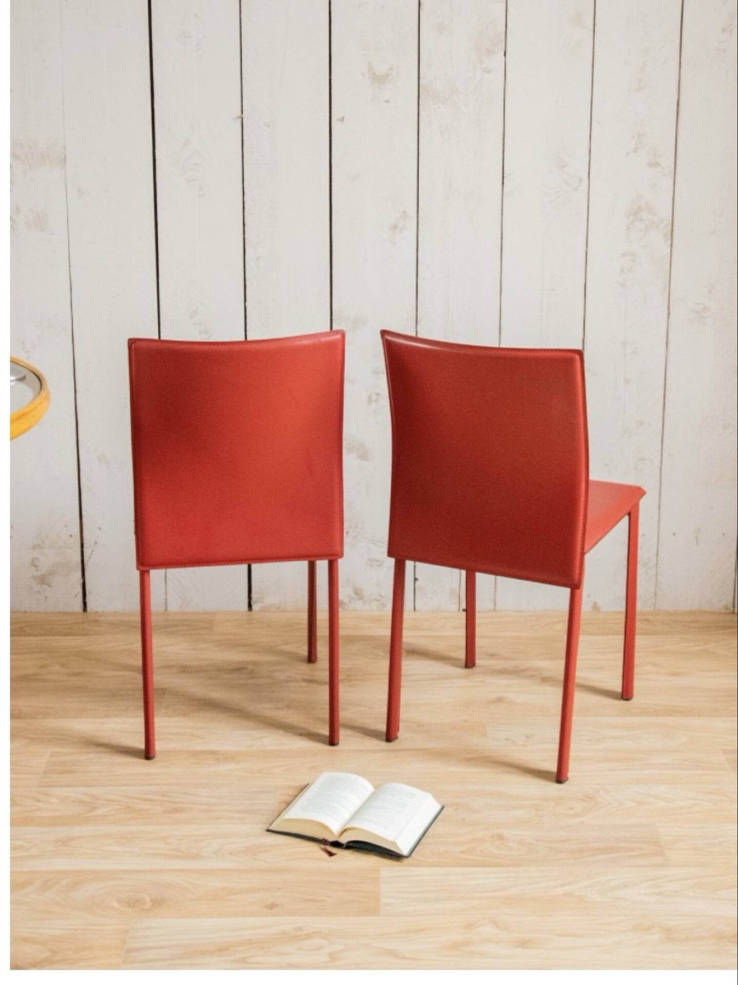 Paire de chaises en cuir