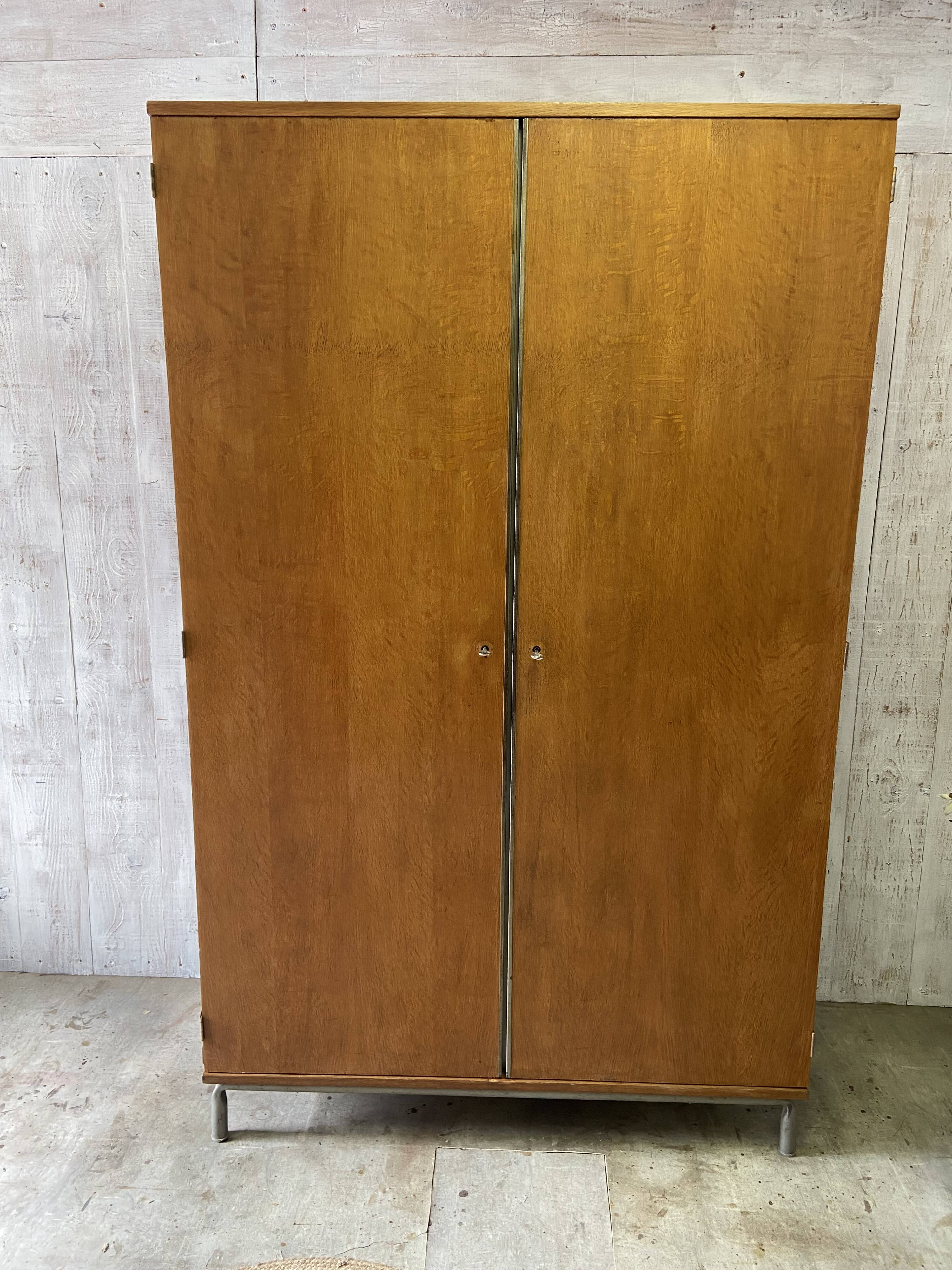 Armoire d'école vintage