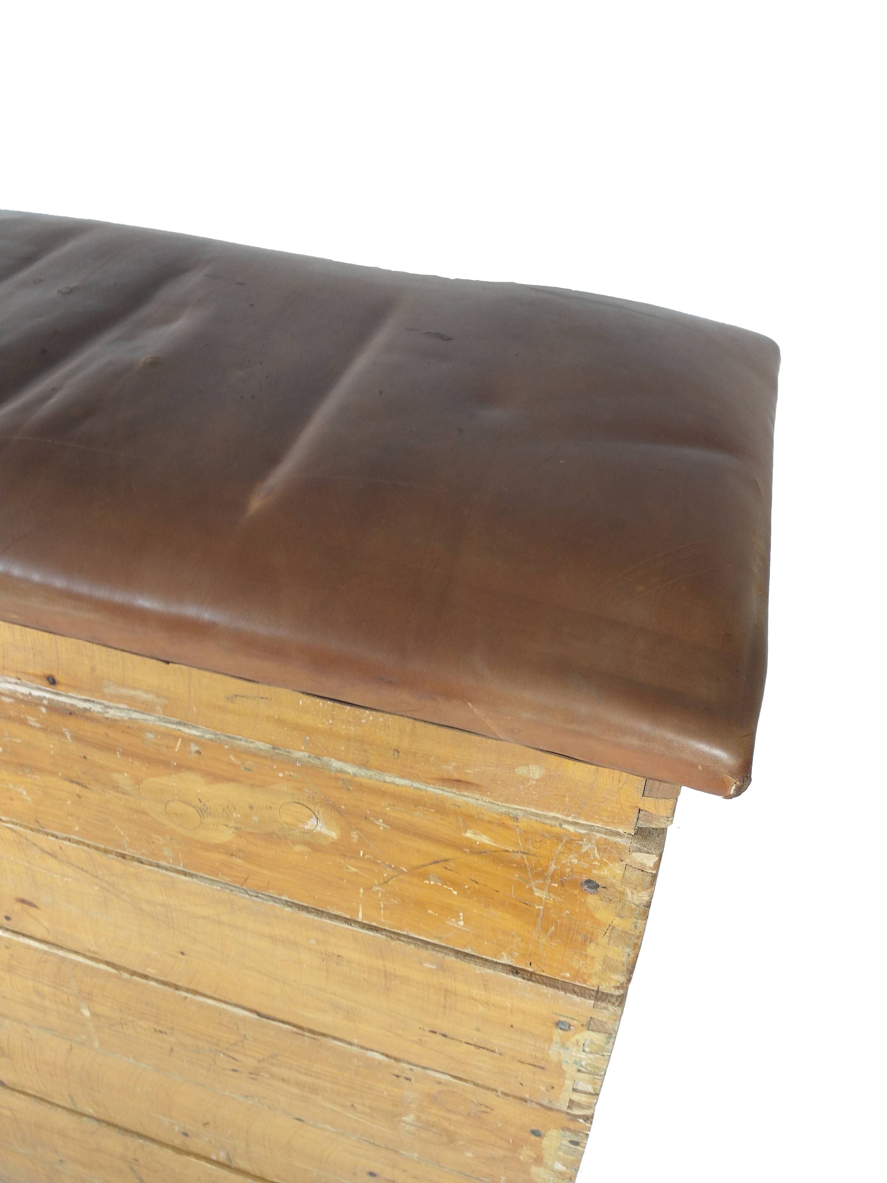 Antique wooden and leather gymnastic box with a jumping hill, 1930er