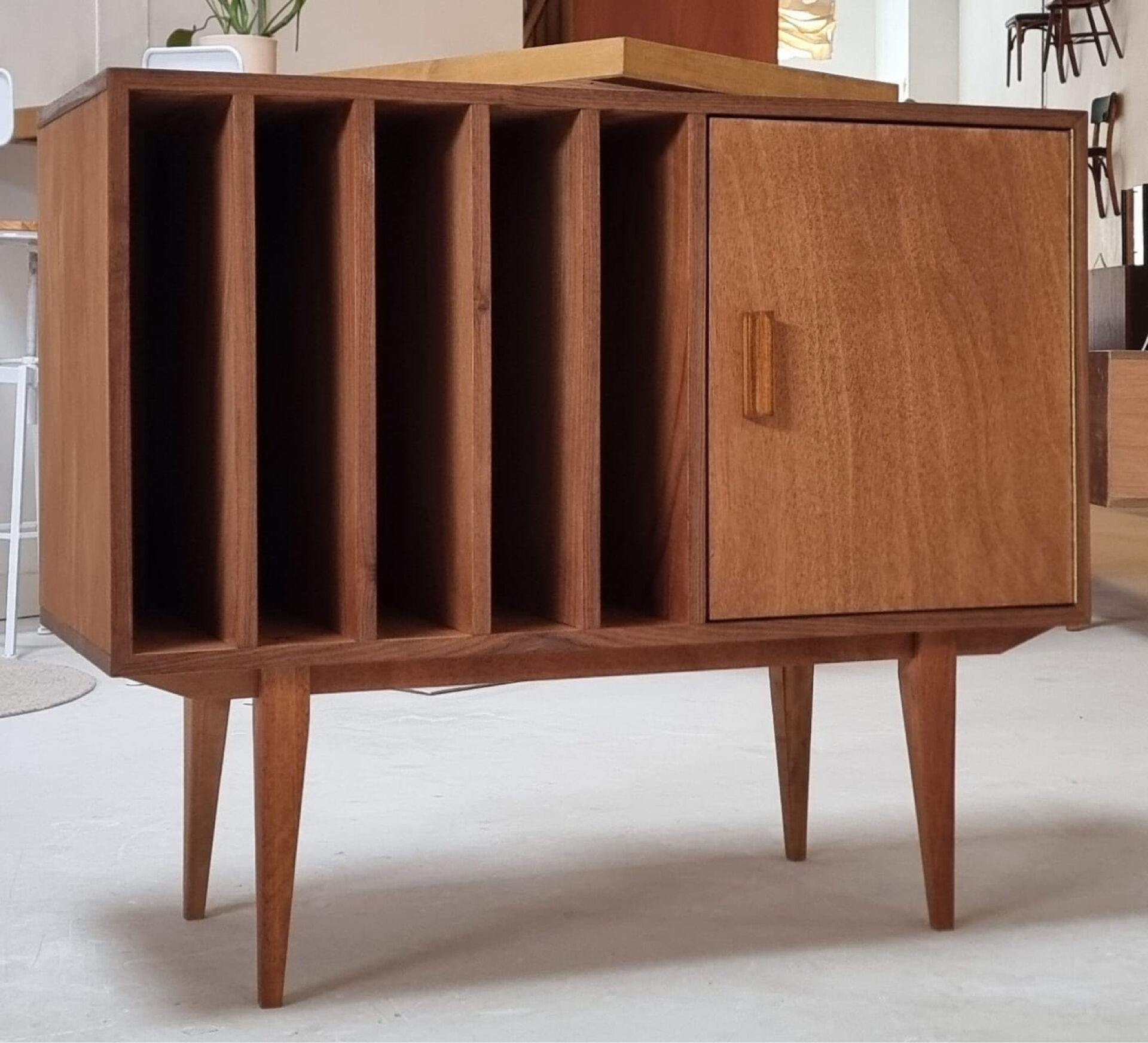 Vidar record cabinet