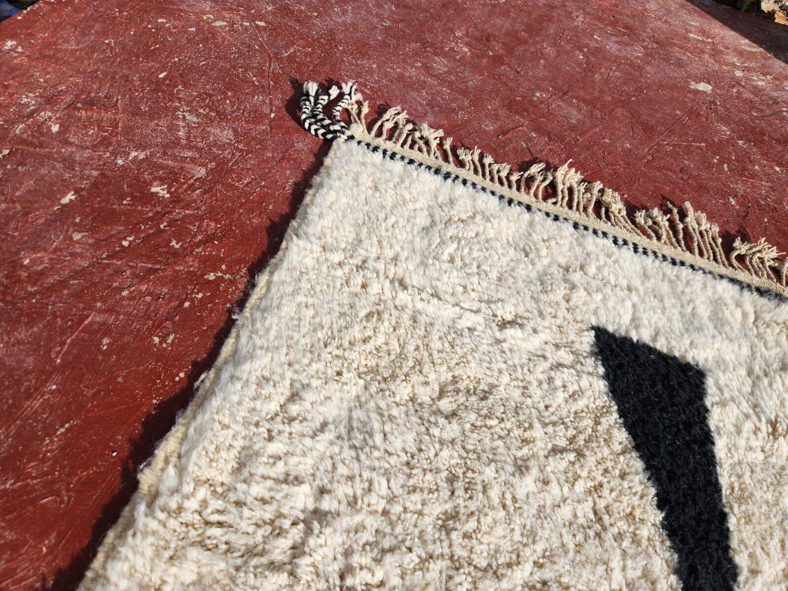 Beni Ouarain Berber rug in cream with black pattern 300x200 cm – natural wool