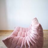 Canapé Togo 2 places en velours rose perle attribué à Michel Ducaroy pour Ligne Roset