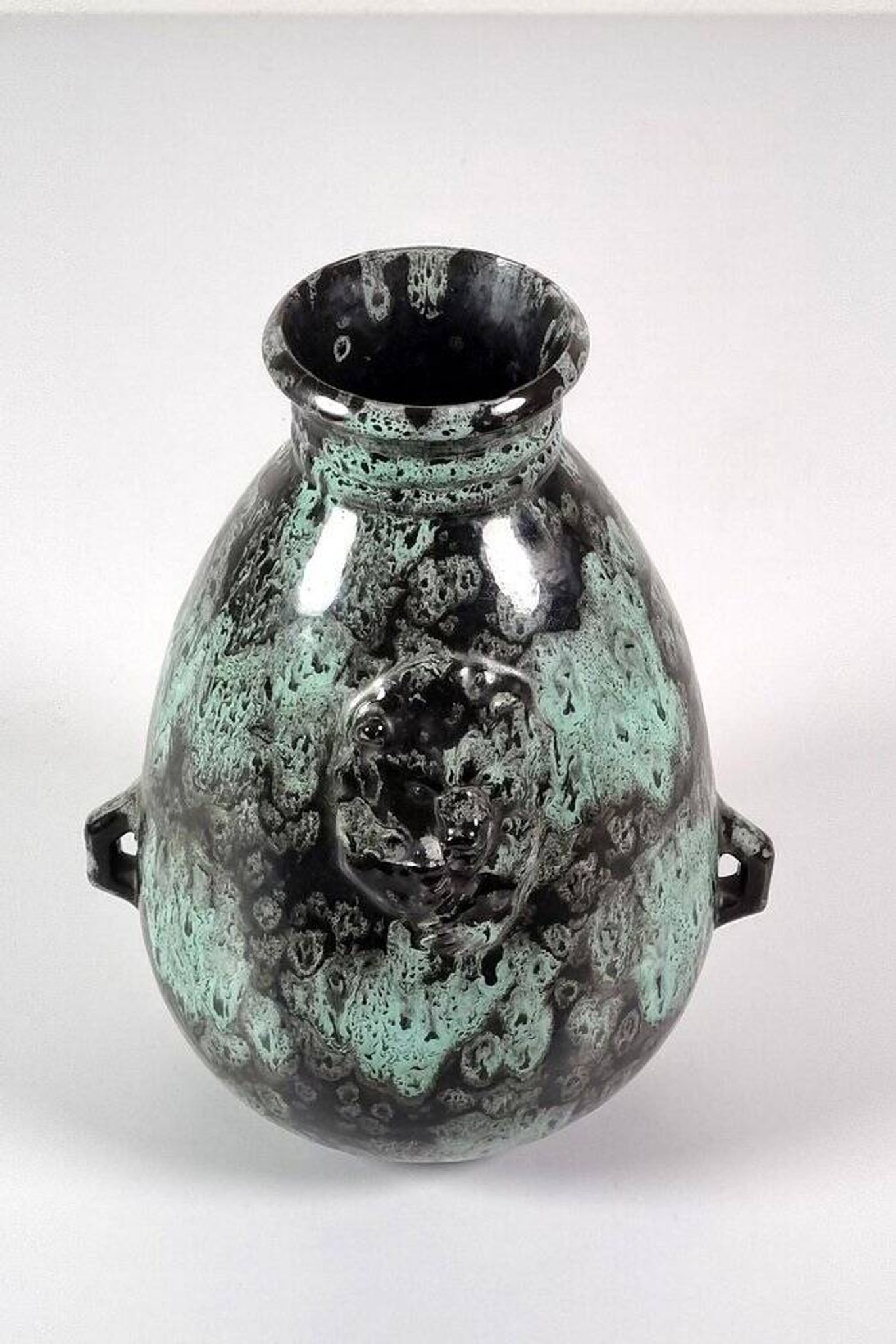 Vase avec décoration d'ours par S.T. Erik Upsala