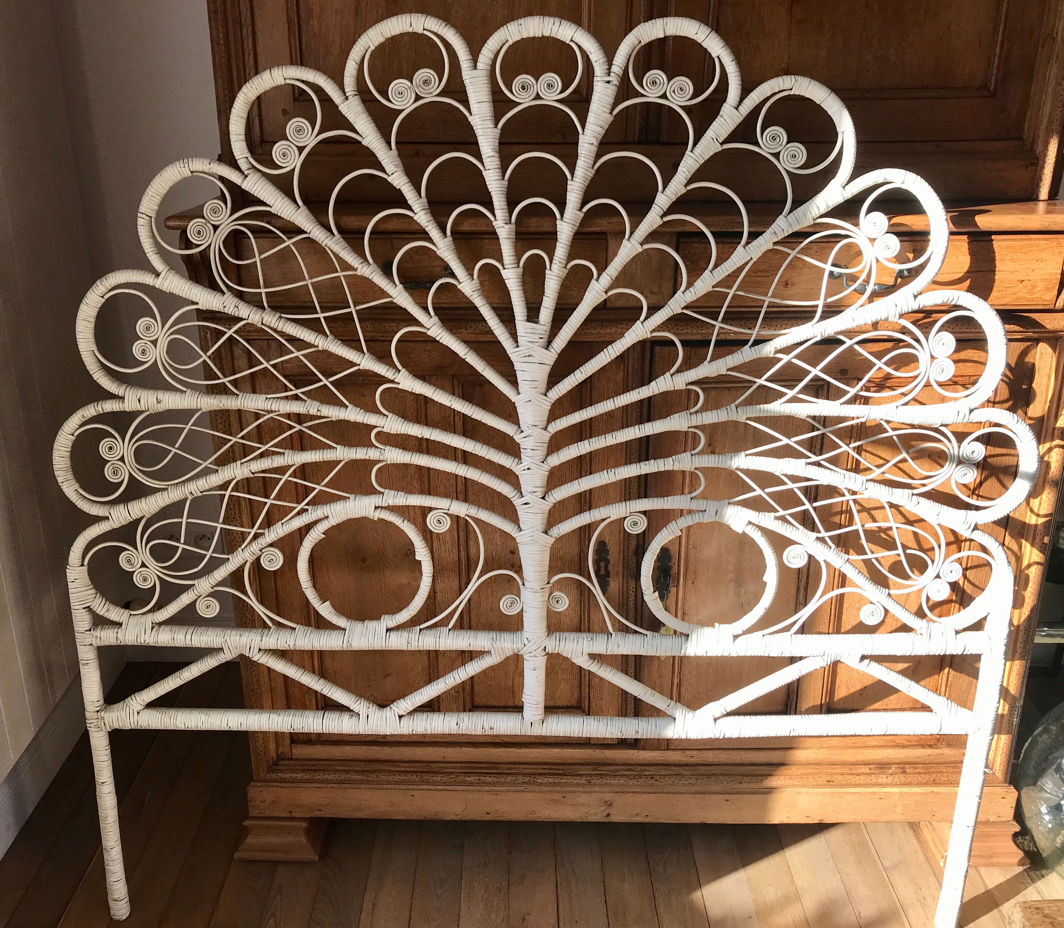 Rattan headboard & white wicker peacock tail décor 50-60s