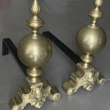 Paire de chenets en laiton et fonte, décor de marmousets, style louis xiv