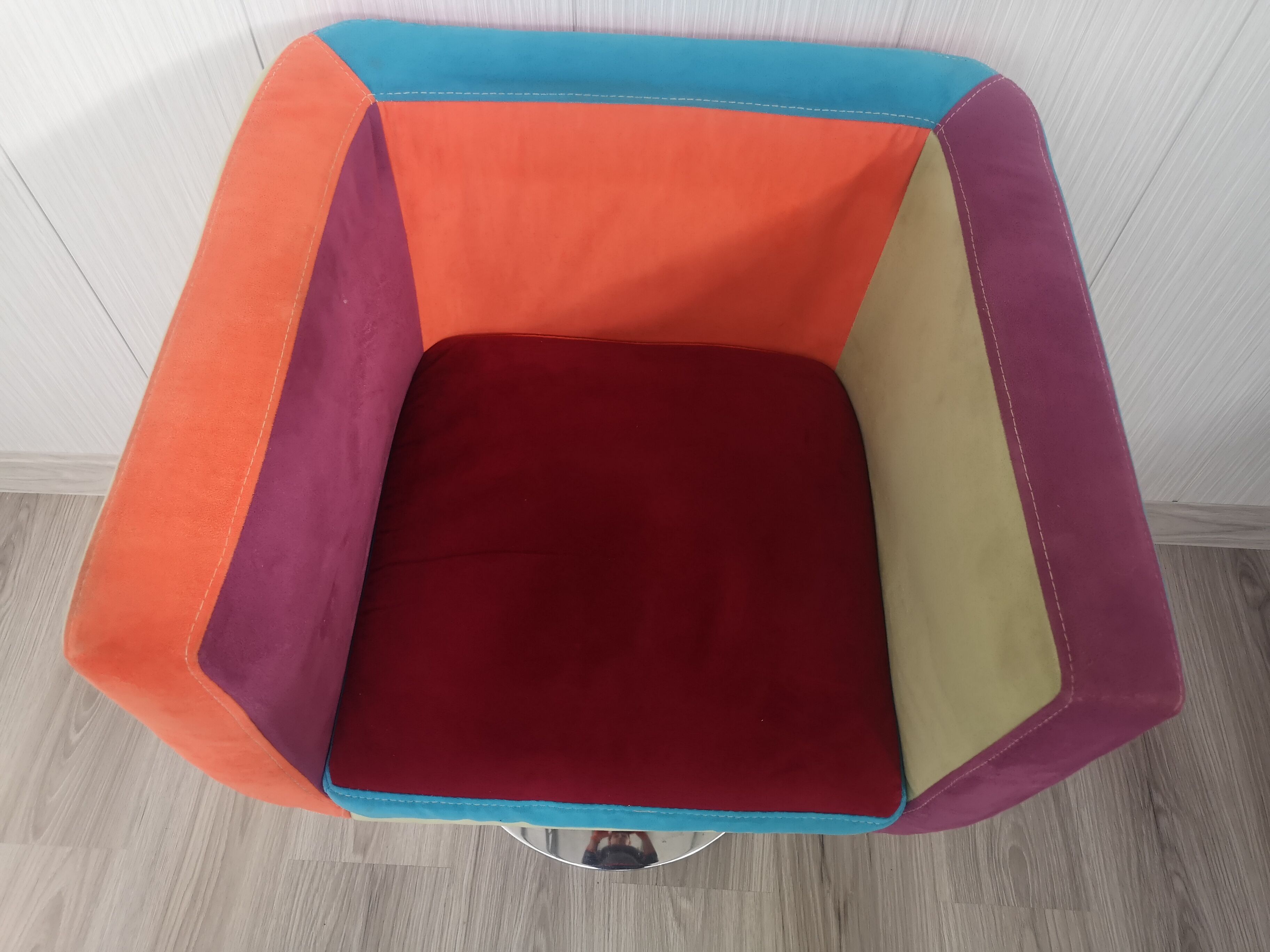 Multicolors swivel armchair