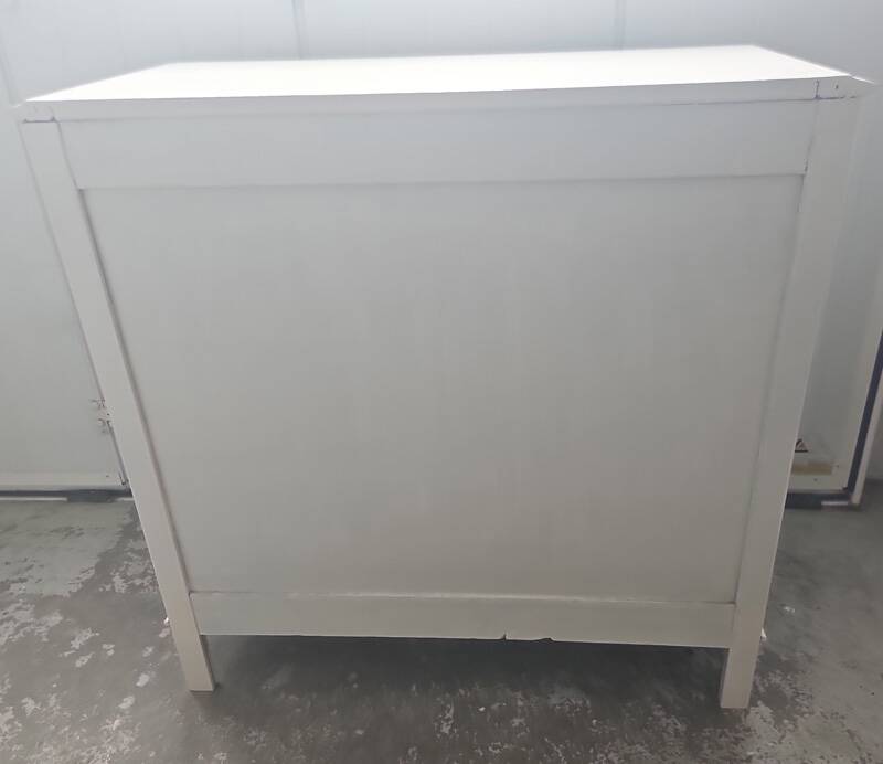 Vintage commode in solid pear wood, revamped in glossy white – tapered legs.