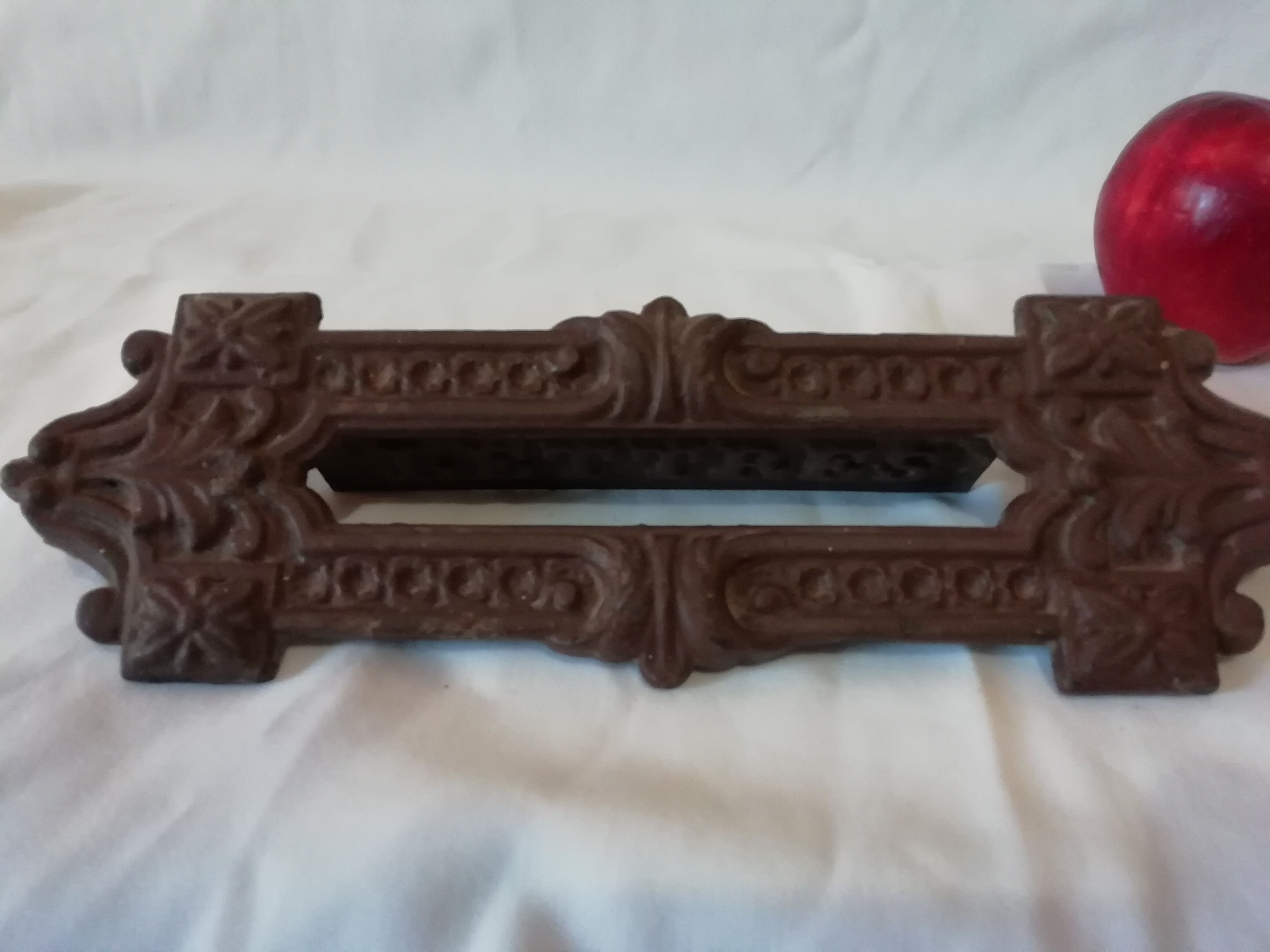 Cast-iron mailbox façade with fastening