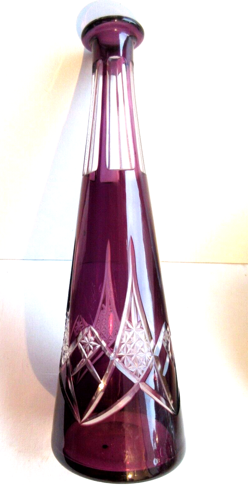 Carafe cristal Baccarat Saint-Louis, modèle Massenet ciselée violette et blanche