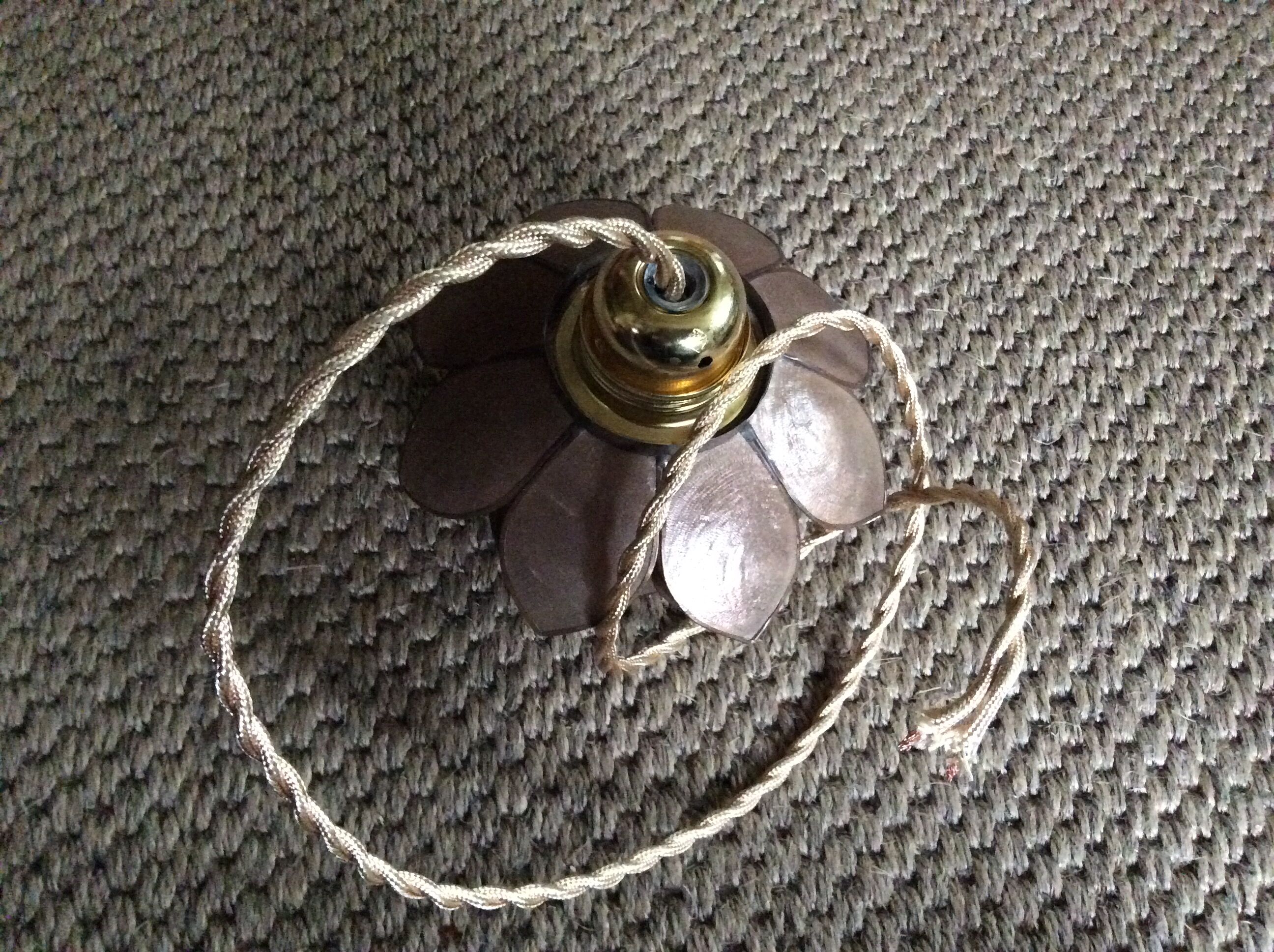 Mother-of-pearl suspension