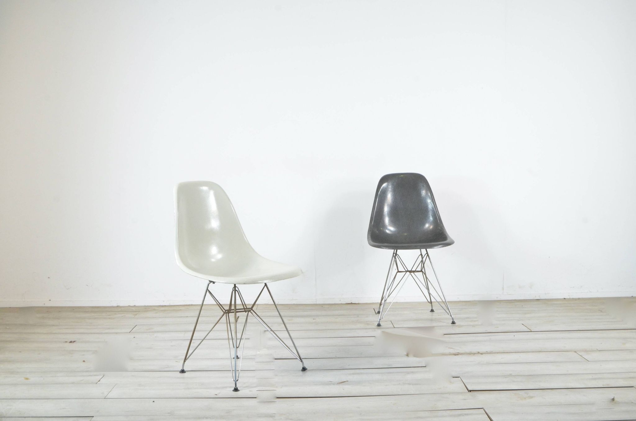 Set Of 2 Herman Miller Eames Dsr Chair Original Fiberglass Seats Modern Ret