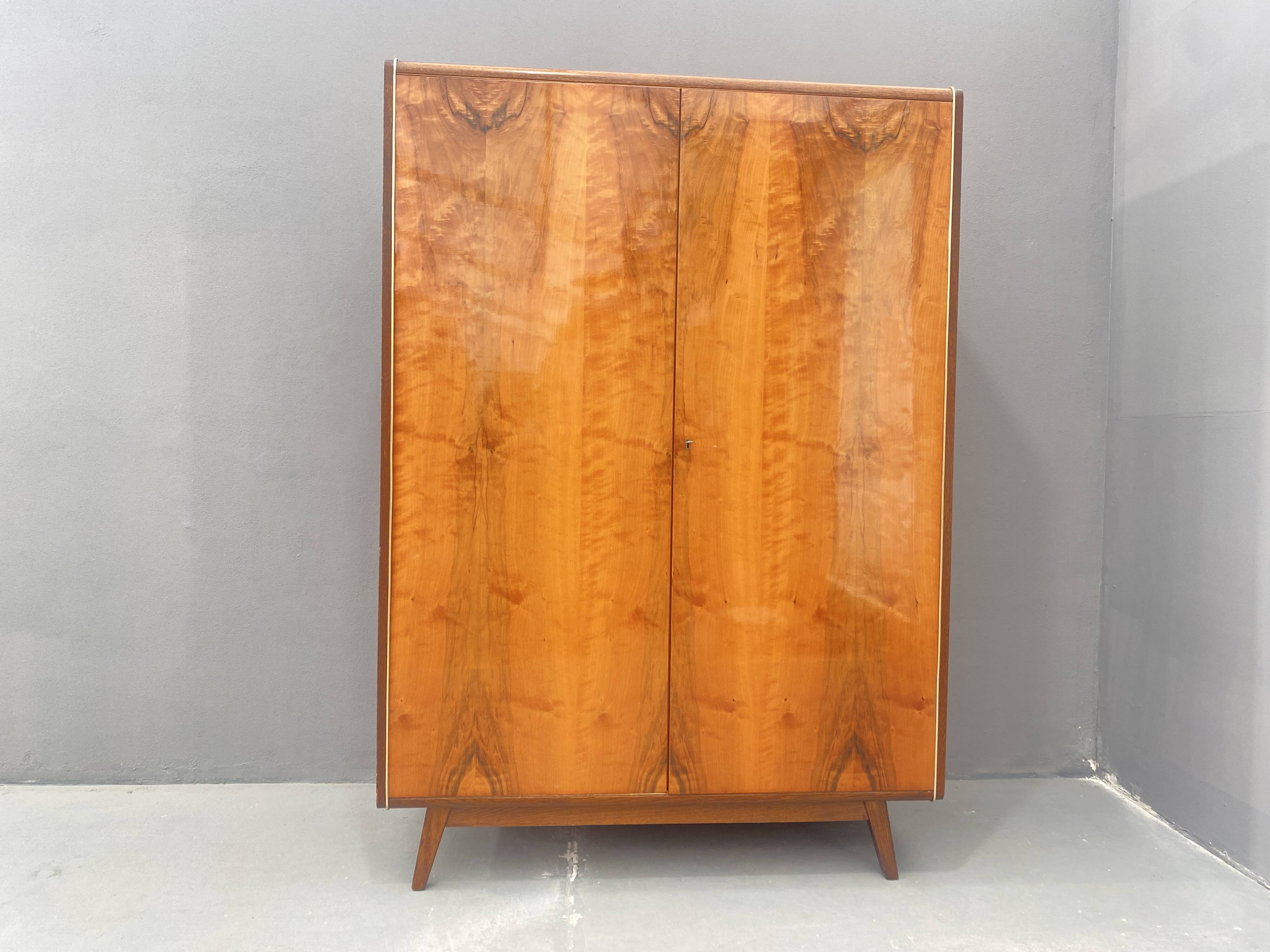 Armoire en noyer de Jitona, années 1970, Tchécoslovaquie