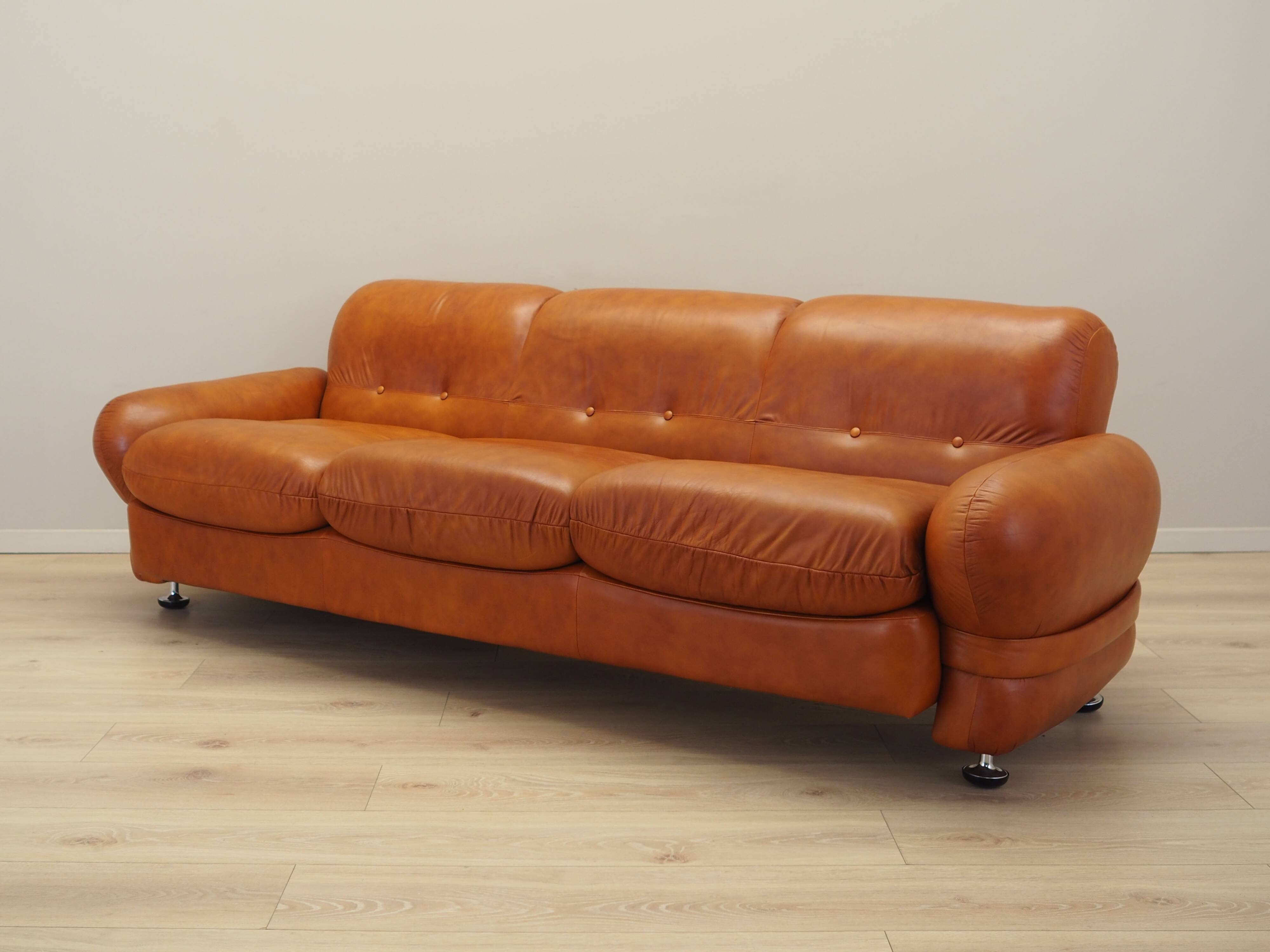 Red leather sofa, Italian design, 1970s, production: Italy